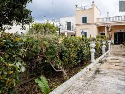 Al termine del giardino ecco stagliarsi in tutta la sua raffinatezza l�edificio di Villa Damiani